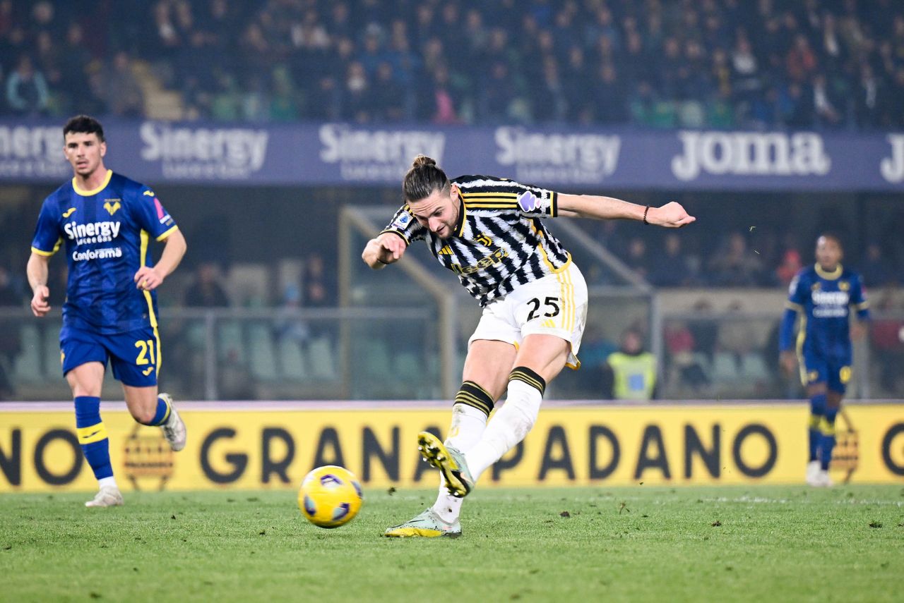 Adrien Rabiot em jogo da Juventus contra o Hellas Verona no Italiano