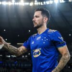 Volante Ariel Cabral em jogo do Cruzeiro