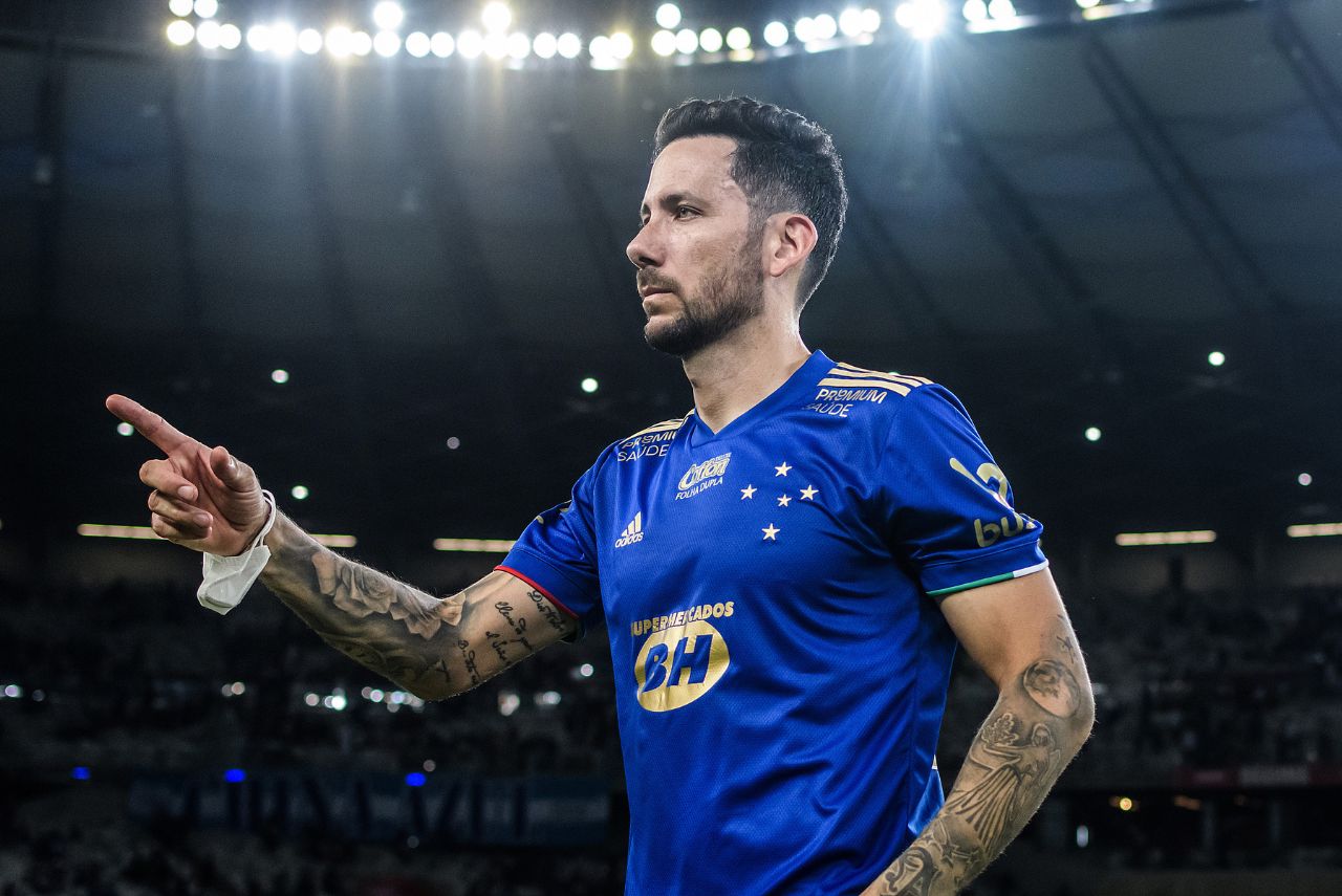 Volante Ariel Cabral em jogo do Cruzeiro