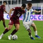 Valentín Barco, da Argentina, em disputa de bola