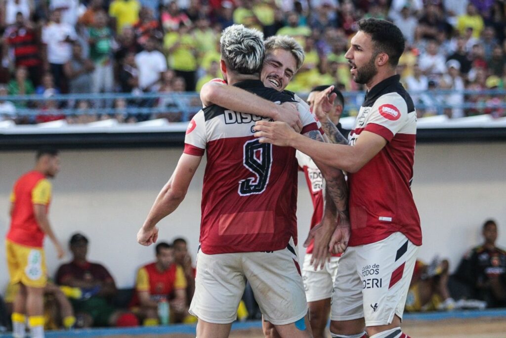 Jogadores do Santa Cruz comemoram vitória fora de casa
