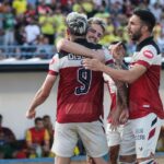 Jogadores do Santa Cruz comemoram vitória fora de casa