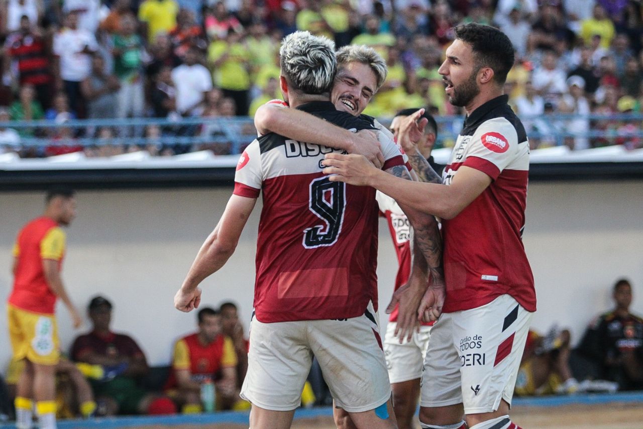 Jogadores do Santa Cruz comemoram vitória fora de casa