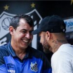 Treinador Fábio Carille ao lado de Neymar