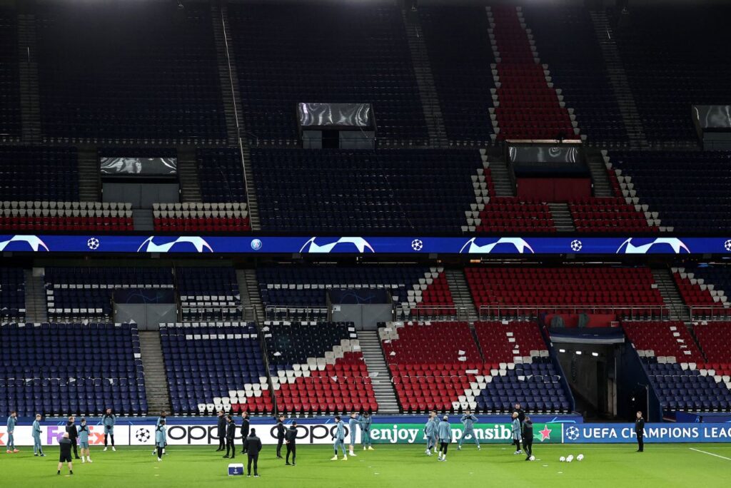 Estádio em dia de jogo do PSG na Champions League
