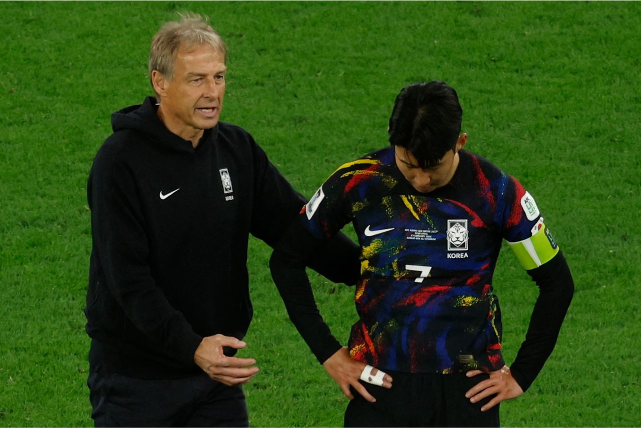 Treinador da Coreia do Sul ao lado do atacante Son
