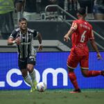 Hulk, do Atlético-MG, em campo contra o Tombense