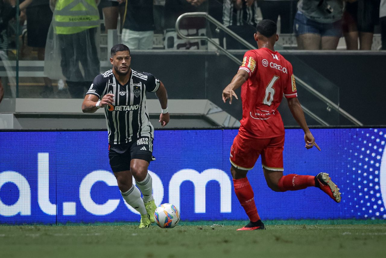 Hulk, do Atlético-MG, em campo contra o Tombense
