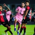 Messi cercado de marcadores do Newells