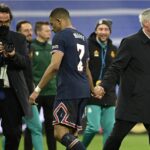 Jogador e técnico em jogo do PSG contra o Real Madrid