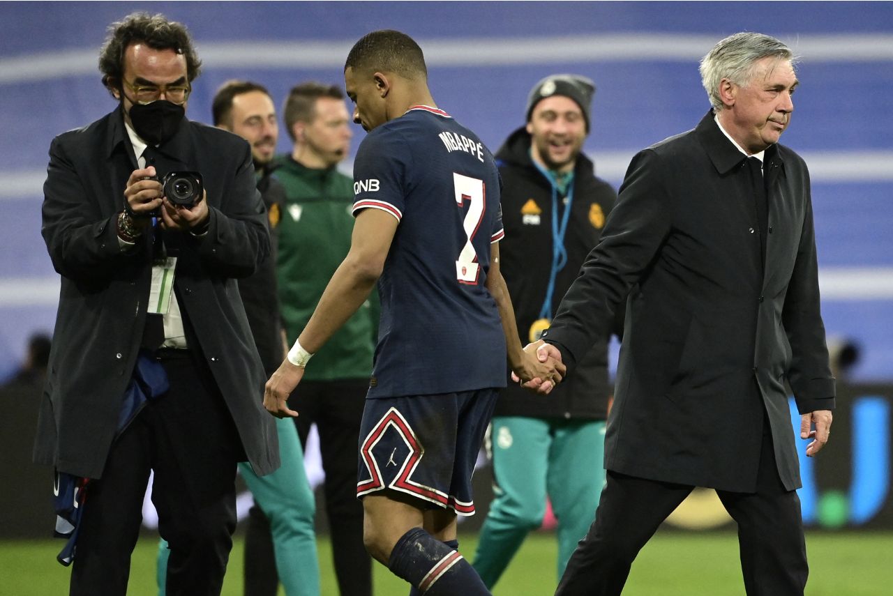Jogador e técnico em jogo do PSG contra o Real Madrid