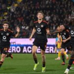 Jogadores da Roma comemoram vitória
