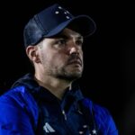 Técnico do Cruzeiro Nicolás Larcamón durante partida contra o Sousa.