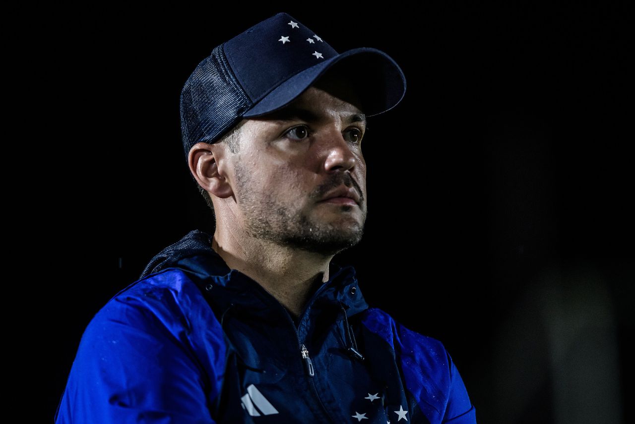 Técnico do Cruzeiro Nicolás Larcamón durante partida contra o Sousa.