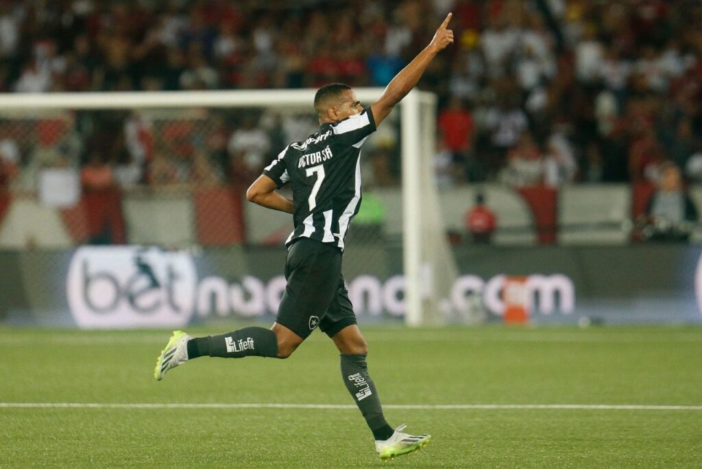 Victor Sá comemora gol pelo Botafogo