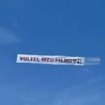 Avião com faixa provocando o Fluminense