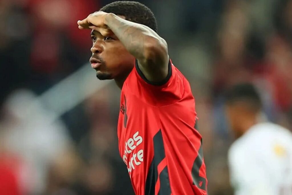 Zagueiro Cacá, alvo do Corinthians, em jogo do Athletico-PR em 2023