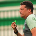 Treinador Claudinei Oliveira em treino da Chapecoense