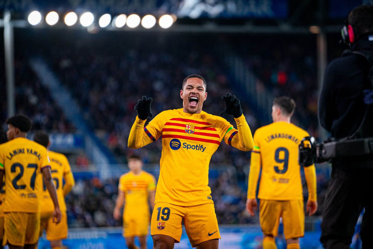Champions: Vitor Roque comemora gol pelo Barcelona