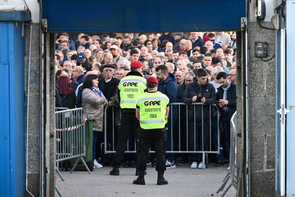 Torcedores aguardam jogo entre Famalicão e Sporting pelo Português