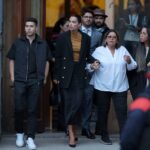 Esposa de Daniel Alves (centro) no Tribunal de Barcelona