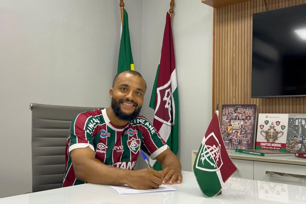 Samuel Xavier assinando contrato com o Fluminense