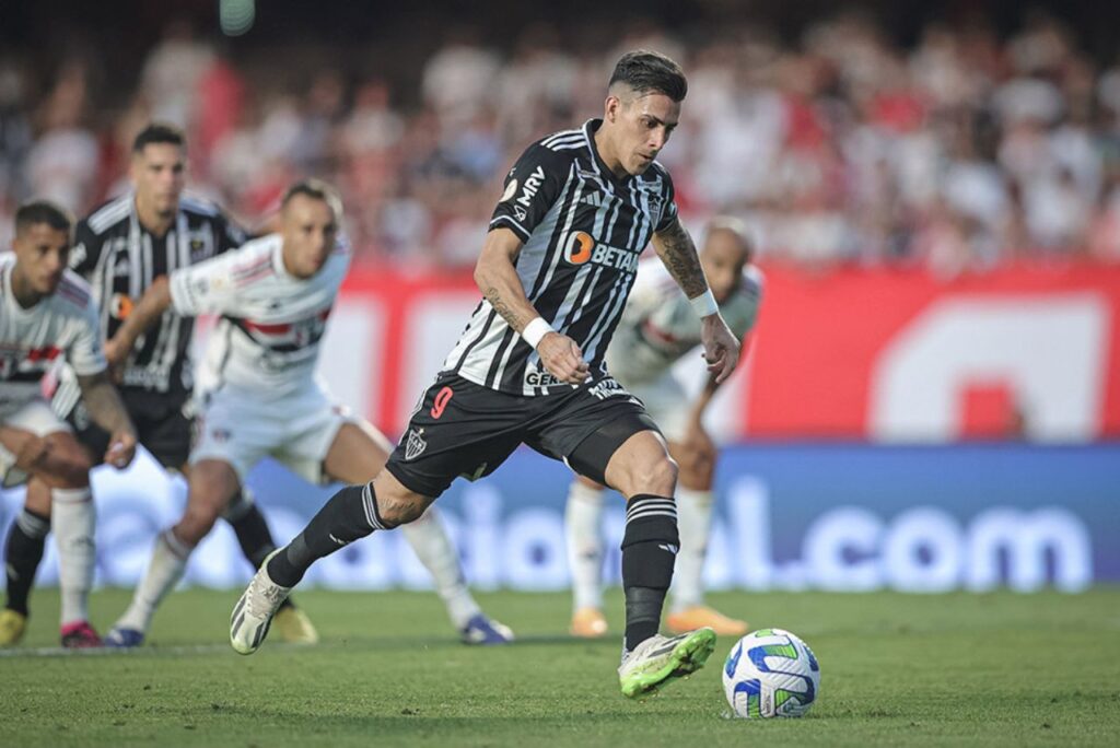 Atacante Cristian Pavón, alvo do Grêmio, cobrando pênalti em jogo do Atlético-MG