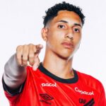 Volante Felipinho posa com a camisa do Athletico-PR