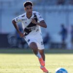 Volante Felipinho, alvo do Athletico-PR, da Ponte Preta, em jogo da Série B 2023