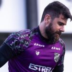 Goleiro Fernando Miguel em treino do Ceará em 2024