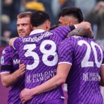 Jogadores da Fiorentina comemoram gol sobre o Frosinone na Serie A em 2024