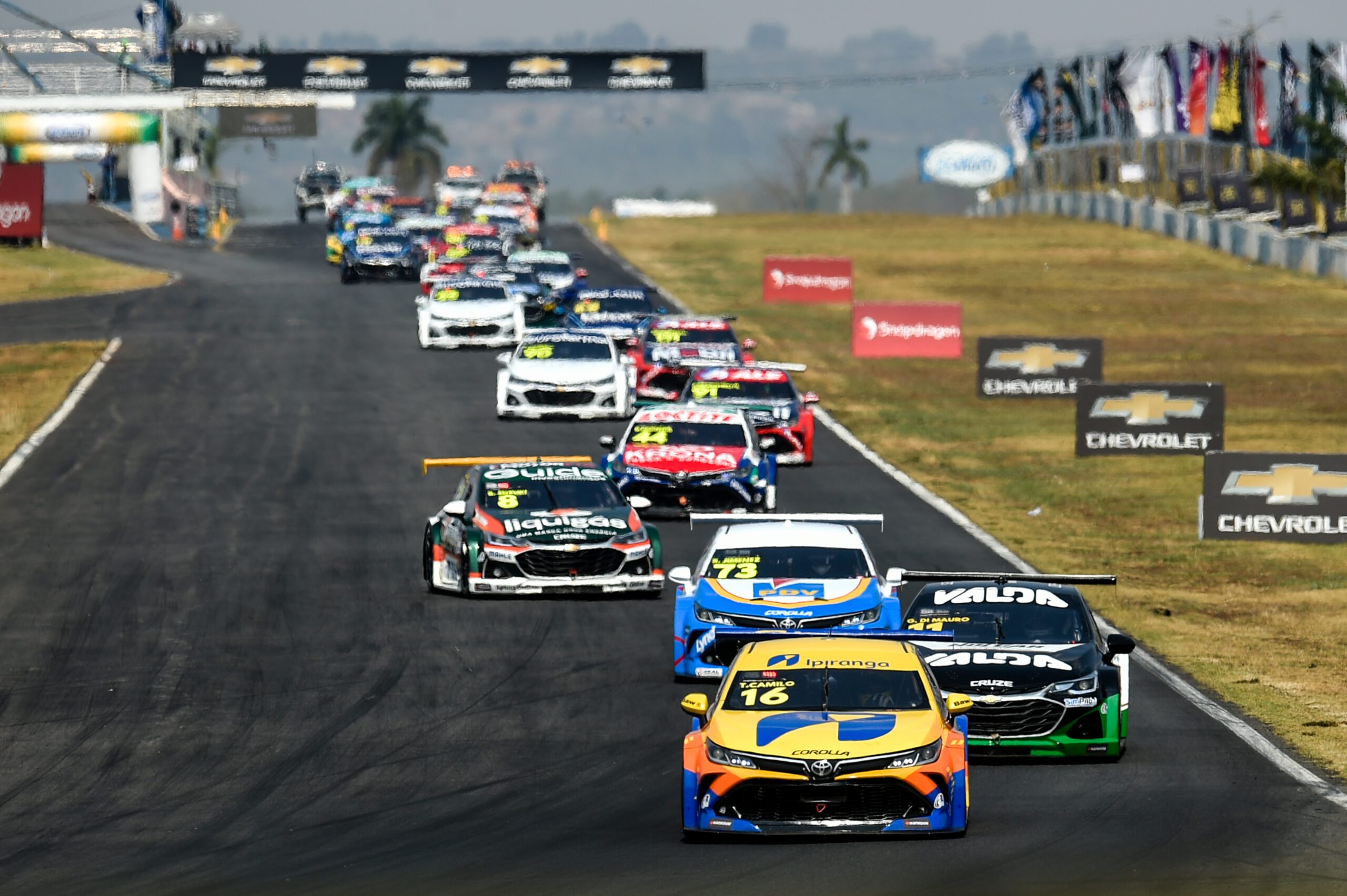 Disputa em pista no GP de Goiânia 2023 da Stock Car