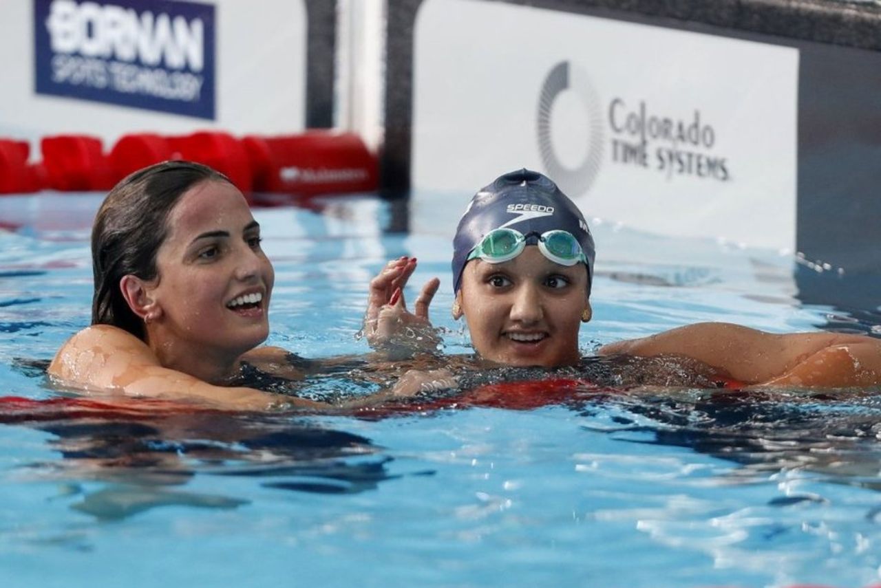 Gabrielle Roncatto e Mafê Costa na piscina da natação no Mundial de Esportes Aquáticos 2024