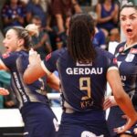 Jogadoras do Gerdau Minas comemoram em jogo contra o Regatas Lima no Sul-Americano de Vôlei 2024