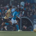 Meia Hamed Traorè em jogo do Napoli contra o Genoa no Campeonato Italiano em 2024