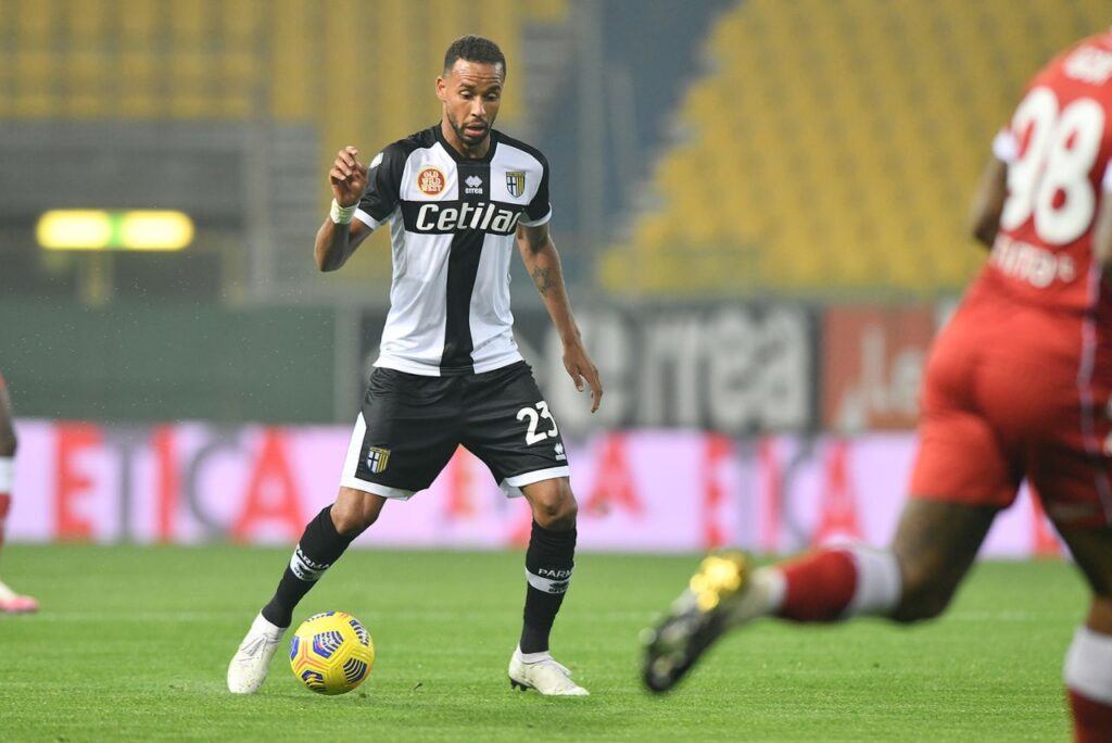 Meia Hernâni Jr., alvo do Corinthians, em jogo do Parma no Campeonato Italiano