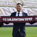 Zaguiro Jérôme Boateng posa com faixa do Salernitana