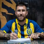 Meia Jonathan Gómez assinando contrato com o Rosario Central