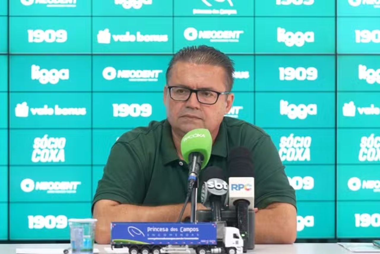 Executivo de futebol Júnior Chavare em coletiva no Coritiba