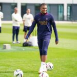 Atacante Kylian Mbappé em treino do PSG em 2023
