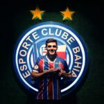 Meia Léo Cittadini posa em frente ao escudo do Bahia