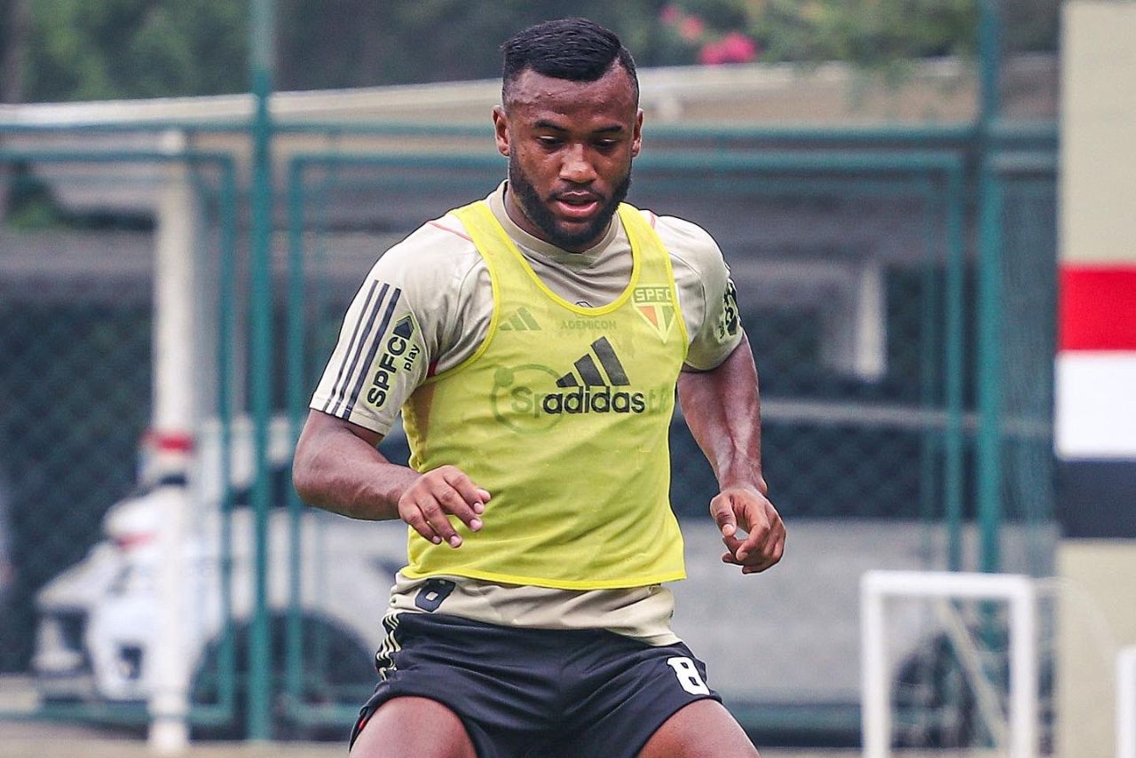Volante Luan, alvo do Criciúma, em treino do São Paulo em 2023