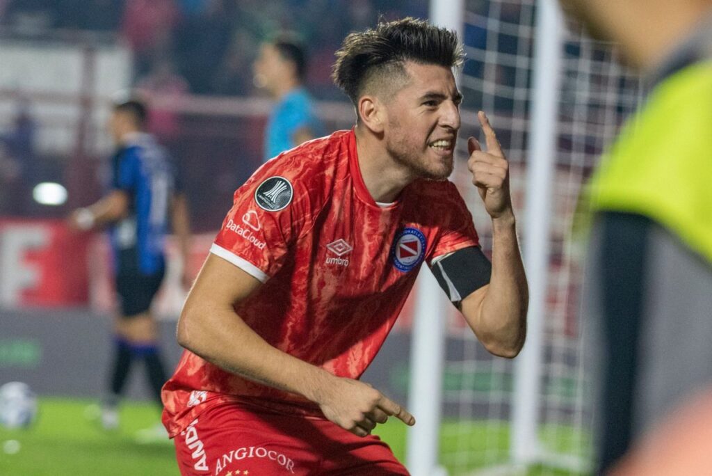 Zagueiro Lucas Villalba, reforço do Cruzeiro, comemorando gol pelo Argentinos Juniors
