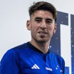 Zagueiro Lucas Villalba posa com camisa do Cruzeiro