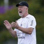 Treinador Mano Menezes em treino do Corinthians em 2024