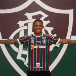 Atacante Marquinhos posa com camisa do Fluminense