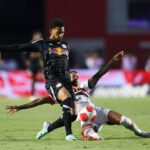 Volante Matheus Fernandes em jogo do Red Bull Bragantino contra o São Paulo no Paulistão 2024