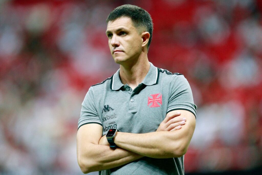 Treinador Mauricio Barbieri em jogo do Vasco da Gama em 2023