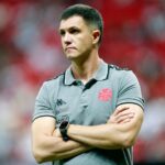 Treinador Mauricio Barbieri em jogo do Vasco da Gama em 2023