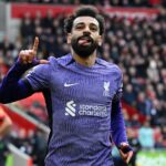 Atacante Mohamed Salah comemora gol pelo Liverpool contra o Brentford, em 2024
